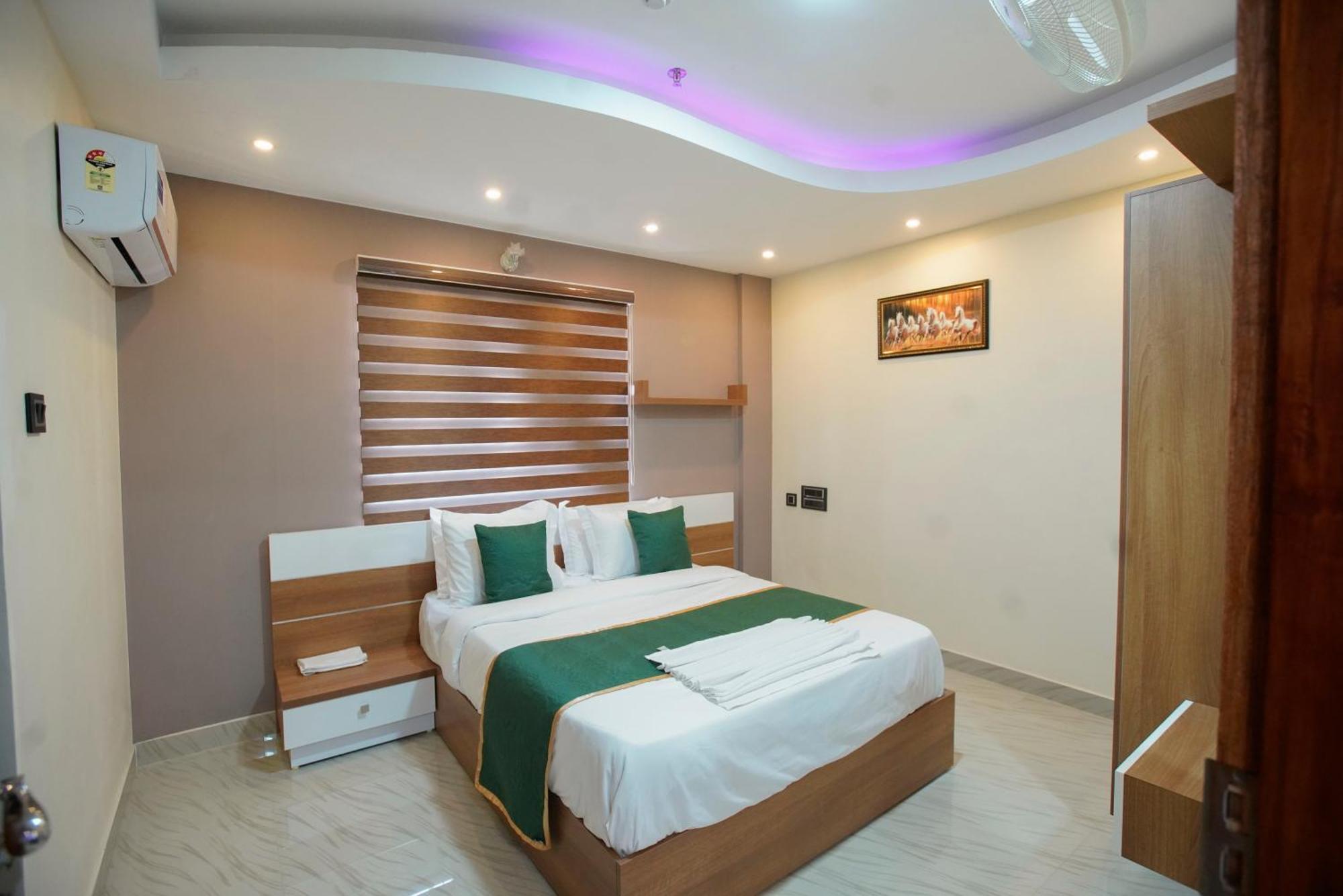 Builda Park inn Ottappalam Bagian luar foto