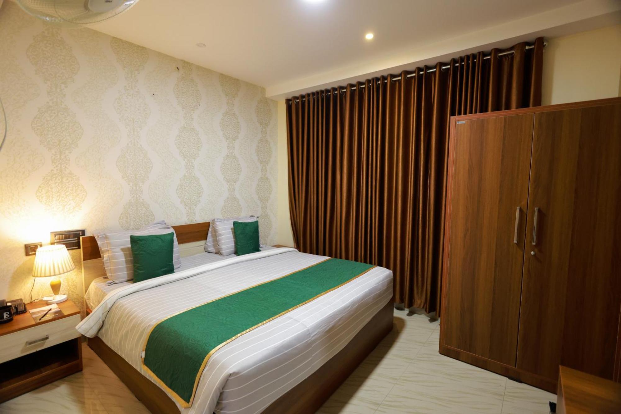 Builda Park inn Ottappalam Bagian luar foto